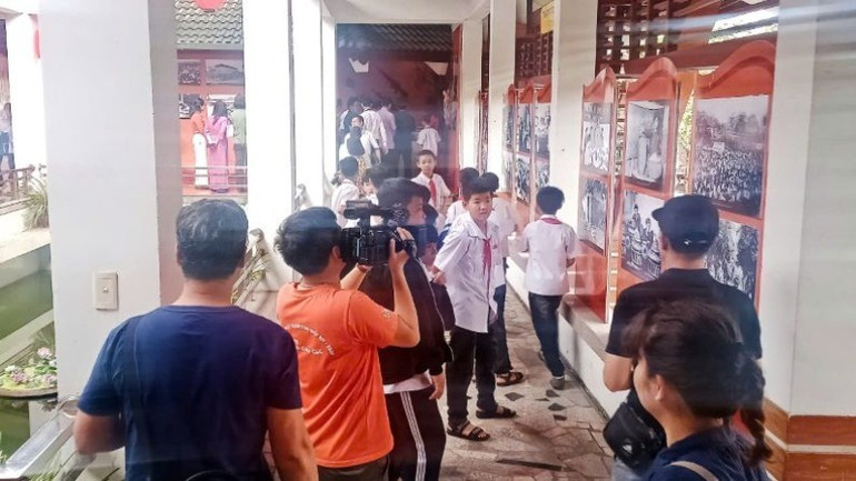 Các em học sinh tham quan Triển lãm.