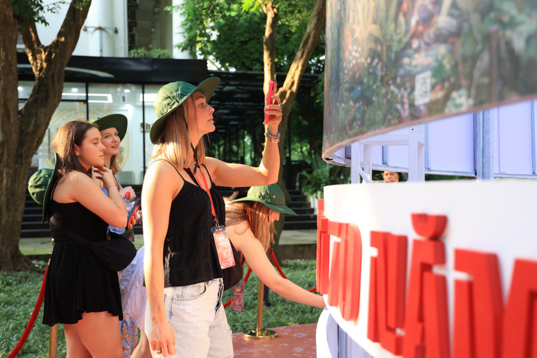 Du khách nước ngoài tham quan triển lãm sau lễ khai mạc.