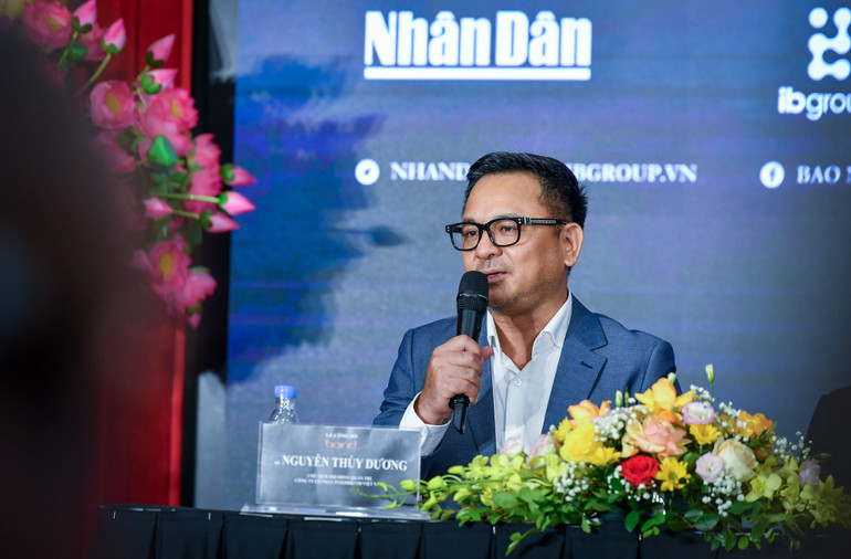 Ông Nguyễn Thùy Dương trả lời câu hỏi của báo chí.