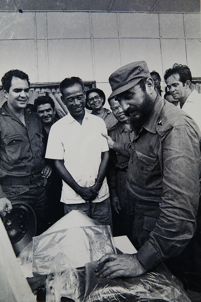 Chủ tịch Cuba Fidel Castro phấn khởi trước những sản phẩm nông nghiệp của nhân dân Quảng Trị nỗ lực sản xuất sau một năm được giải phóng.