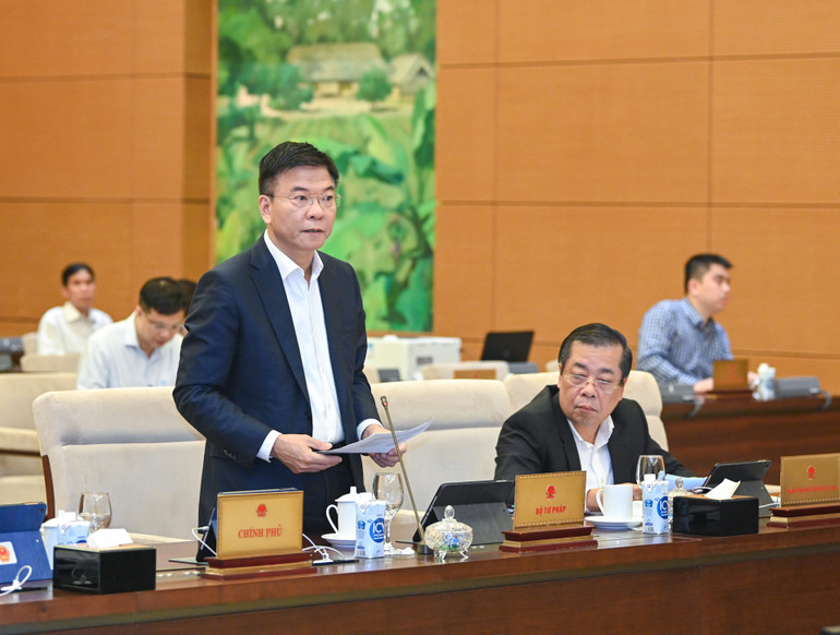 Bộ trưởng Tư pháp Lê Thành Long trình bày báo cáo tại phiên họp. Bộ trưởng Tư pháp Lê Thành Long trình bày báo cáo tại phiên họp.