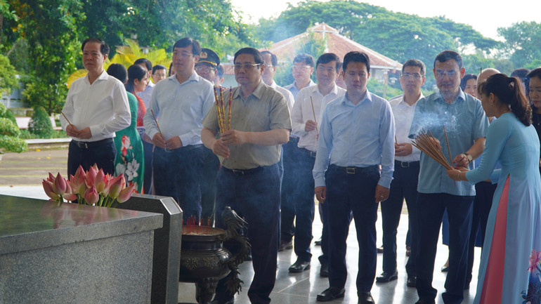 Thủ tướng Phạm Minh Chính dâng hương tại mộ Cụ Phó bảng Nguyễn Sinh Sắc. (Ảnh: HỮU NGHĨA)
