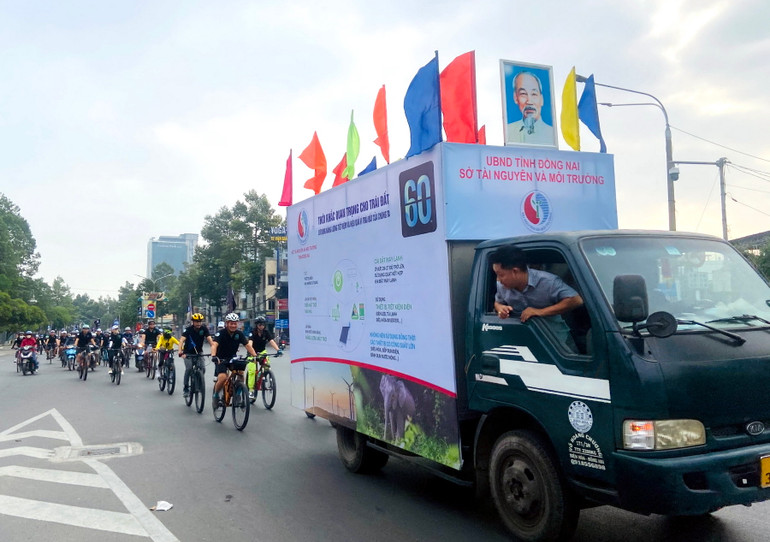 Đoàn xe đạp và xe cổ động đi qua các tuyến đường chính của thành phố Biên Hòa. Đoàn xe đạp và xe cổ động đi qua các tuyến đường chính của thành phố Biên Hòa.