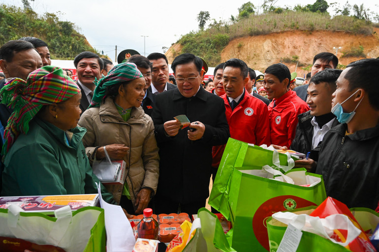 Chủ tịch Quốc hội Vương Đình Huệ tham quan các gian hàng Chợ Tết 0 đồng dành cho người có hoàn cảnh khó khăn tại xã Trịnh Tường.