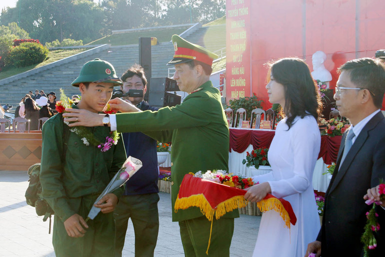 Trung tướng Nguyễn Duy Ngọc, Thứ trưởng Công an tặng hoa động viên các tân binh.