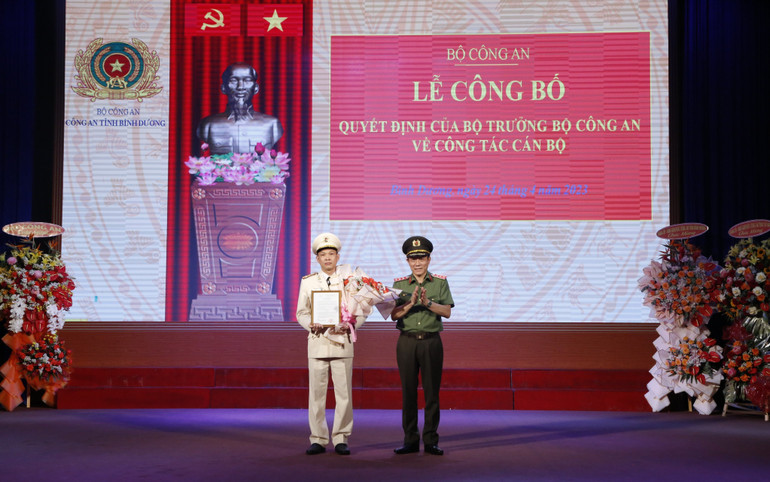 Thượng tướng Lương Tam Quang, Thứ trưởng Công an trao Quyết định của Bộ trưởng Công an điều động và bổ nhiệm Đại tá Tạ Văn Đẹp giữ chức vụ Giám đốc Công an tỉnh Bình Dương.