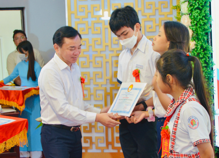 Phó Chủ tịch Ủy ban nhân dân tỉnh Bạc Liêu Phan Thanh Duy trao thưởng cho học sinh xuất sắc.