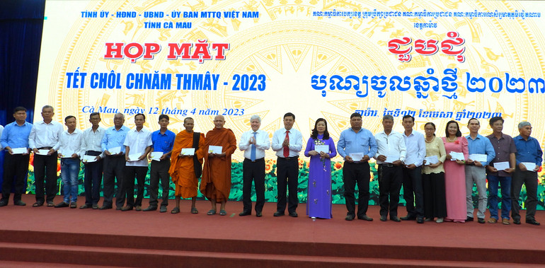 Chủ tịch Ủy ban Trung ương Mặt trận Tổ quốc Việt Nam Đỗ Văn Chiến tặng quà các đại biểu uy tín đồng bào Khmer Cà Mau vào sáng 12/4.