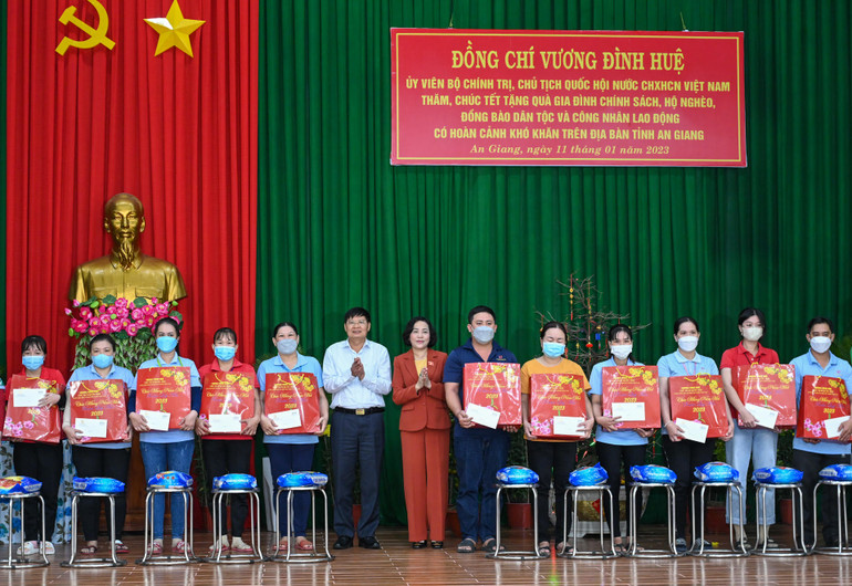 Trưởng ban Công tác đại biểu Nguyễn Thị Thanh và Phó Chủ tịch Tổng Liên đoàn Lao động Việt Nam Phan Văn Anh trao quà Tết cho các gia đình chính sách, hộ nghèo.