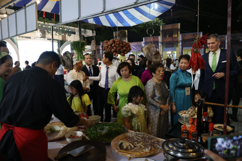 Không gian Phở Hà Nội thu hút đông đảo du khách. Không gian Phở Hà Nội thu hút đông đảo du khách.