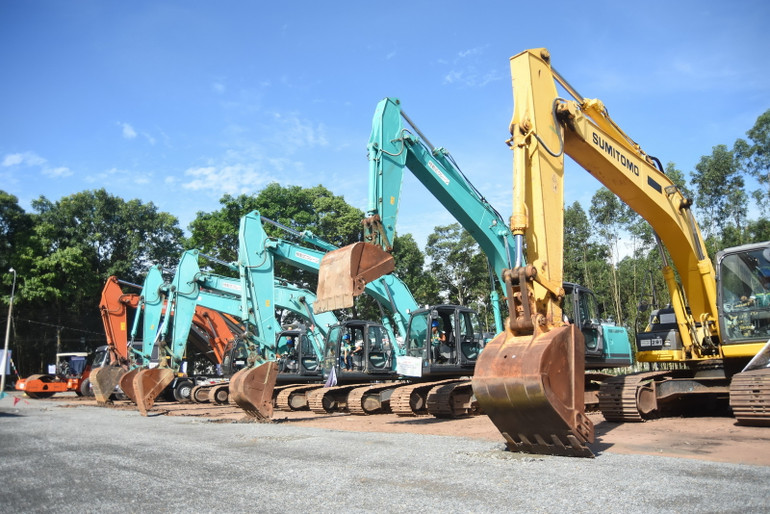 Các phương tiện máy móc tại lễ động thổ đường cao tốc Biên Hòa-Vũng Tàu qua địa bàn Đồng Nai.