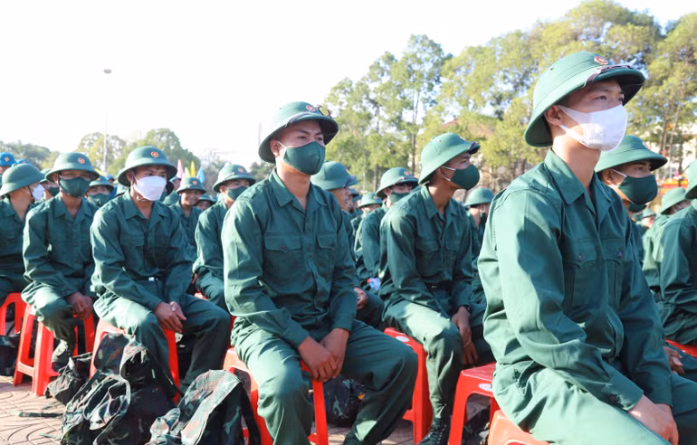 Các tân binh tại lễ giao nhận quân của thành phố Buôn Ma Thuột.