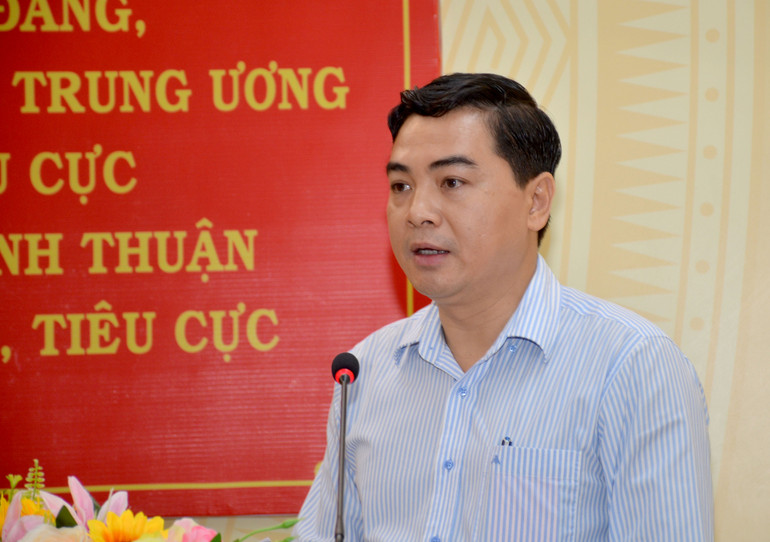 Phó Bí thư Thường trực Tỉnh ủy Bình Thuận Nguyễn Hoài Anh trình bày báo cáo về công tác phòng, chống tham nhũng, tiêu cực và công tác cải cách tư pháp của Bình Thuận năm 2022 và Quý I/2023.