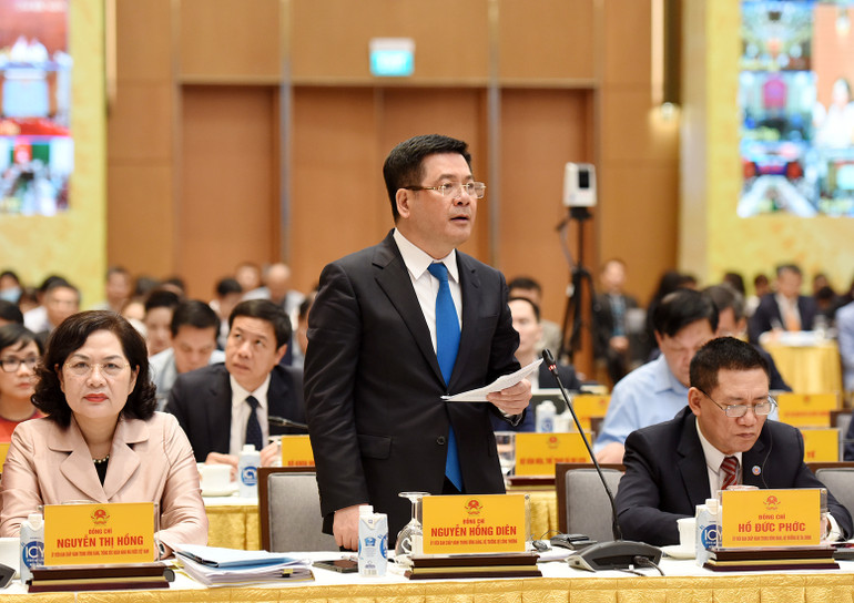 Bộ trưởng Công thương Nguyễn Hồng Diên nêu một số kiến nghị với các nhà đầu tư nước ngoài để giúp Việt Nam chuyển dịch năng lượng và phát triển các ngành công nghiệp nền tảng. Bộ trưởng Công thương Nguyễn Hồng Diên nêu một số kiến nghị với các nhà đầu tư nước ngoài để giúp Việt Nam chuyển dịch năng lượng và phát triển các ngành công nghiệp nền tảng.