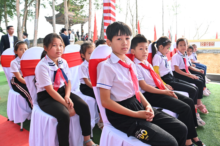 Các em học sinh có hoàn cảnh đặc biệt khó khăn tại xã Kim Quan, huyện Yên Sơn, tỉnh Tuyên Quang tham dự buổi lễ.