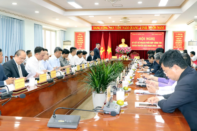 Quang cảnh buổi làm việc. Quang cảnh buổi làm việc.