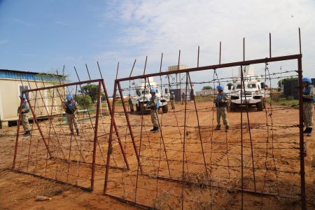 Đội Công binh Việt Nam tiến hành chặn hàng rào, cử lực lượng ra ứng phó.