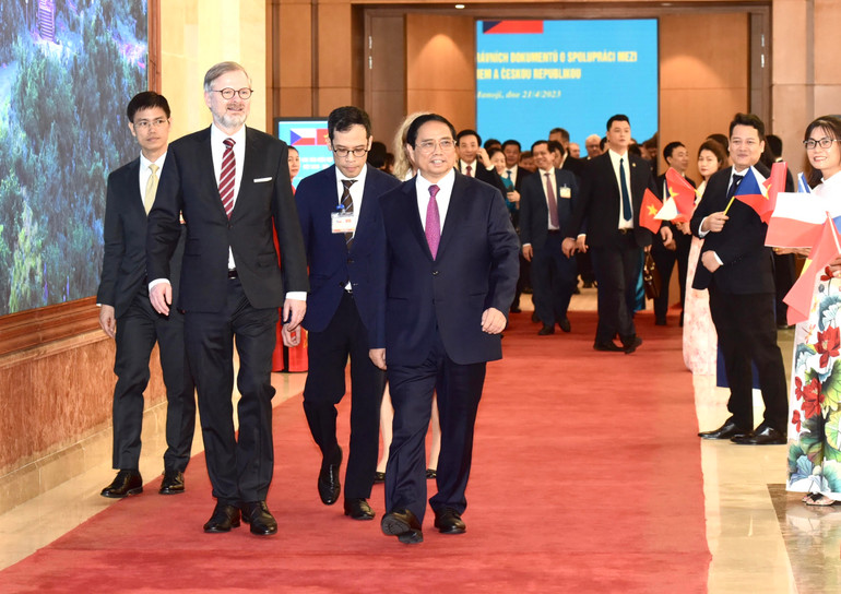 Thủ tướng Phạm Minh Chính tiễn Thủ tướng Cộng hòa Séc Petr Fiala.