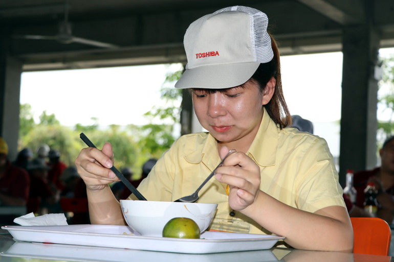Trong mỗi bữa ăn nhân viên có thể tự do lựa chọn ăn món cơm hoặc món nước hoặc phần ăn ngoài thực đơn chính tùy vào khẩu vị.