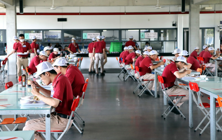 Mỗi ngày nhà hàng phục vụ khoảng 1.000 suất ăn chính và khoảng 250 đến 300 suất ăn phụ.