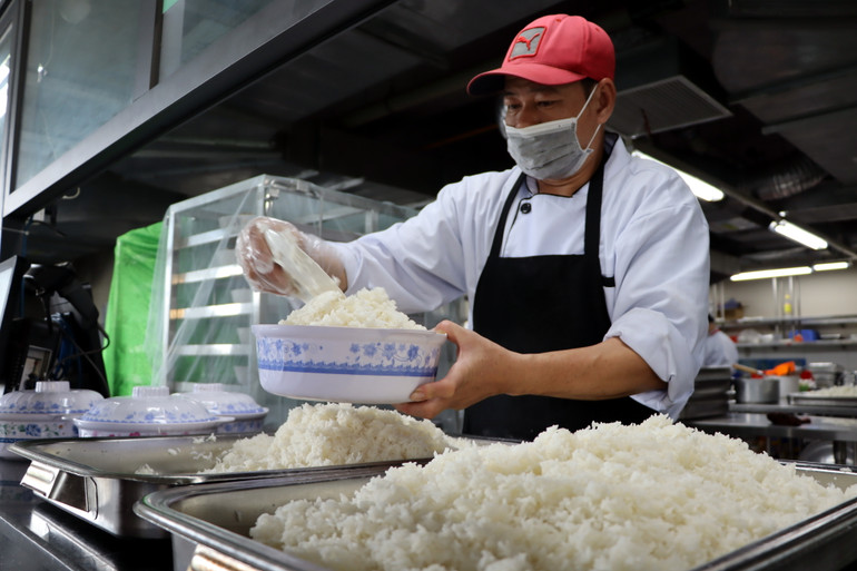 Khu vực để cơm, công nhân có thể tự do đến lấy cơm thêm nếu ăn chưa đủ no suất của mình.