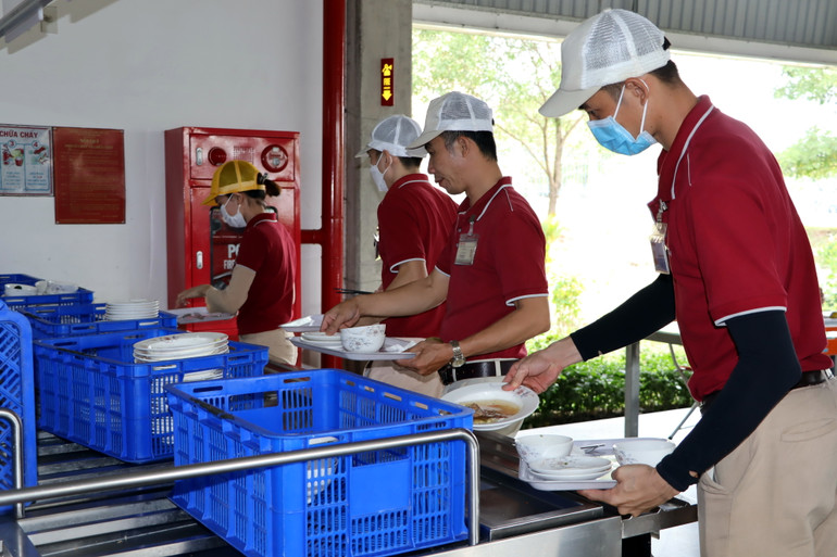 Sau khi ăn xong, công nhân mang chén, đĩa đến khu vực phân loại. Thức ăn thừa và rác được người lao động bỏ vào các khoang, bảo đảm việc xử lý được thuận lợi.