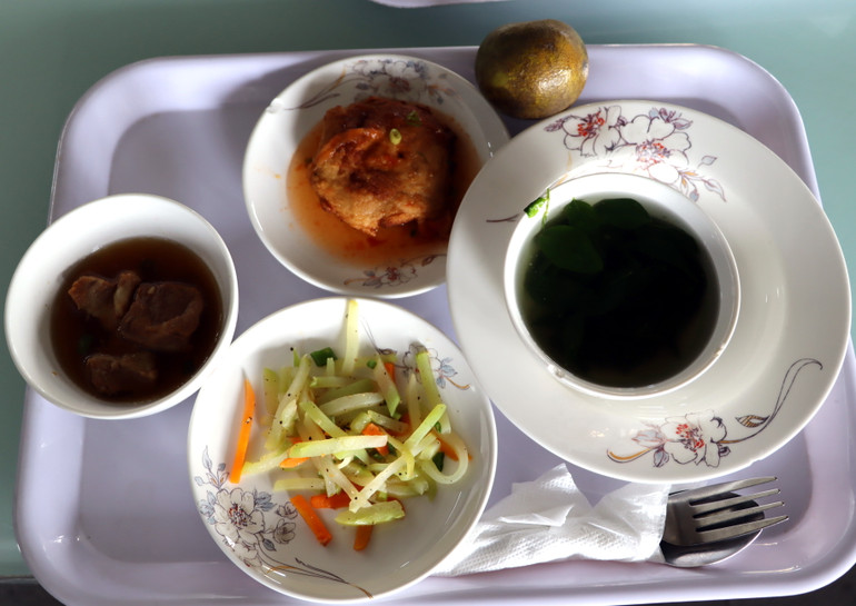 Mỗi khẩu phần bữa ăn chính, gồm các món: xào, kho, chiên, canh, tráng miệng và cơm trắng thoải mái.