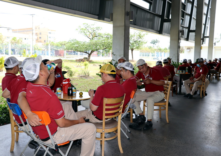 Tại nhà hàng, ngoài phục vụ bữa ăn còn có thêm tiện ích khác như quầy coffee shop. Tại đây, không chỉ phục vụ các loại nước uống đóng chai và pha chế còn phục vụ bán thức ăn sáng cho nhân viên.