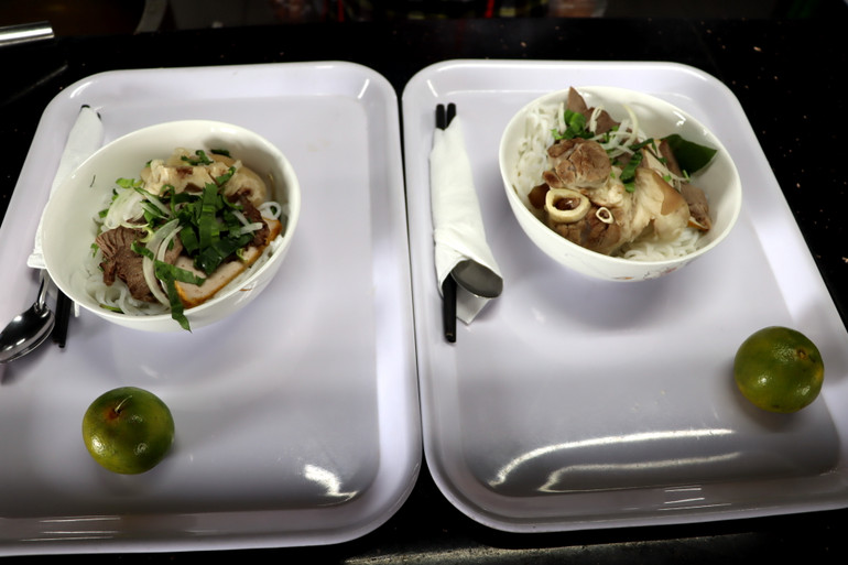 Món bún giò để công nhân tự chọn tại nhà hàng.