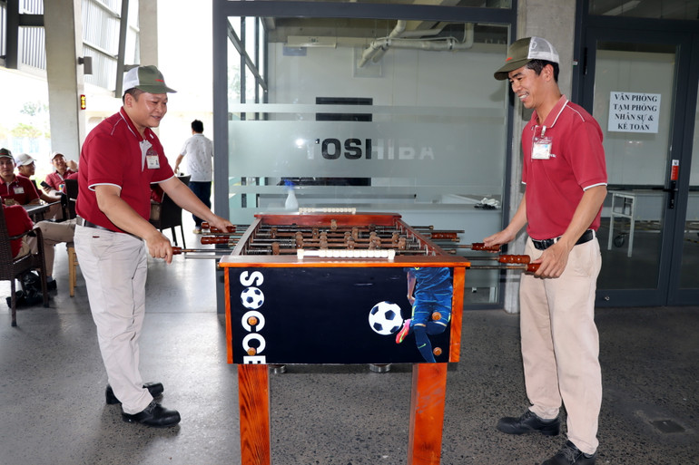 Bên cạnh đó, Ban Giám đốc Công ty phối hợp Ban Chấp hành Công đoàn cơ sở trang bị bàn bi lắc để nhân viên có thể thư giãn sau giờ làm việc căng thẳng.