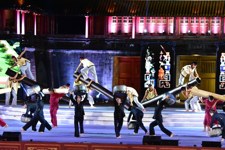 Nhạc hợp tấu và hoạt cảnh xây dựng kinh đô Huế.