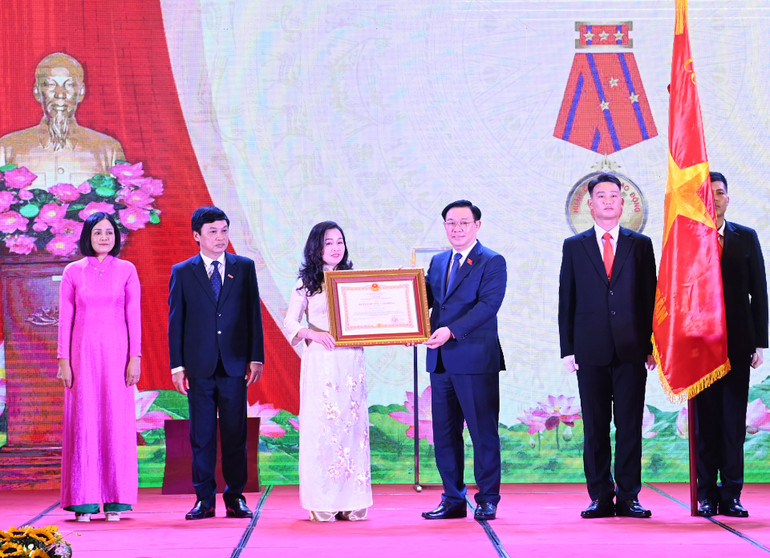 Chủ tịch Quốc hội Vương Đình Huệ trao Huân chương Lao động hạng Nhất cho Báo Đại biểu Nhân dân.