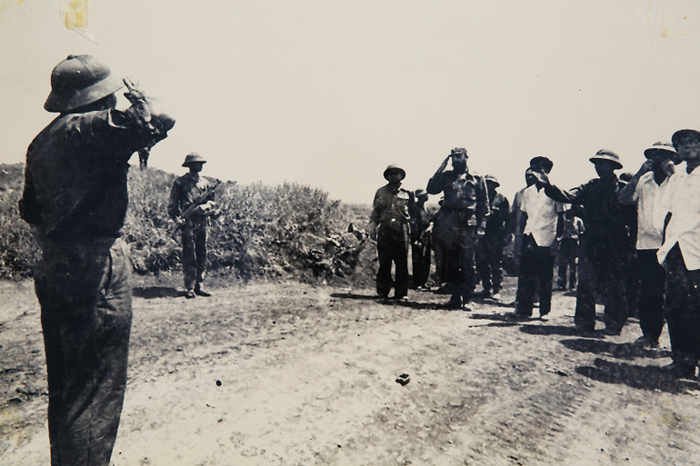 Tỉnh đội trưởng Quảng Trị đón tiếp Chủ tịch Cuba Fidel Castro và phái đoàn vào thăm căn cứ Dốc Miếu.