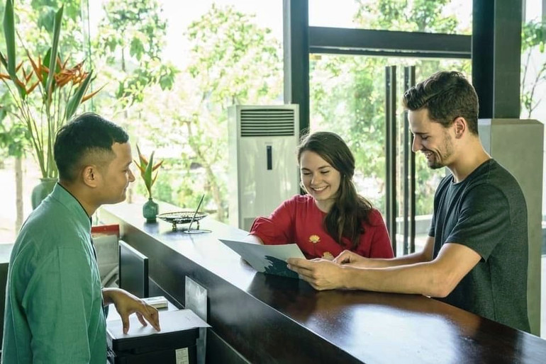 Du khách nước ngoài đến Ninh Bình du lịch được hướng dẫn tận tình, chu đáo. (Ảnh: Xuân Trường) Du khách nước ngoài đến Ninh Bình du lịch được hướng dẫn tận tình, chu đáo. (Ảnh: Xuân Trường)