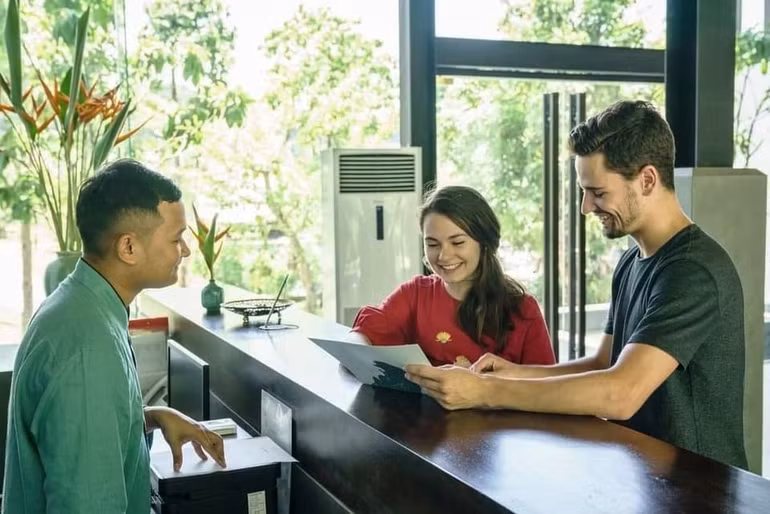 Du khách nước ngoài đến Ninh Bình du lịch được hướng dẫn tận tình, chu đáo. (Ảnh: Xuân Trường)