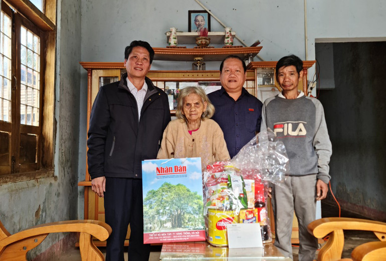 Trao quà cho Mẹ Việt Nam Anh hùng Y Tría tại xã Đăk Hà, huyện Tu Mơ Rông, tỉnh Kon Tum.