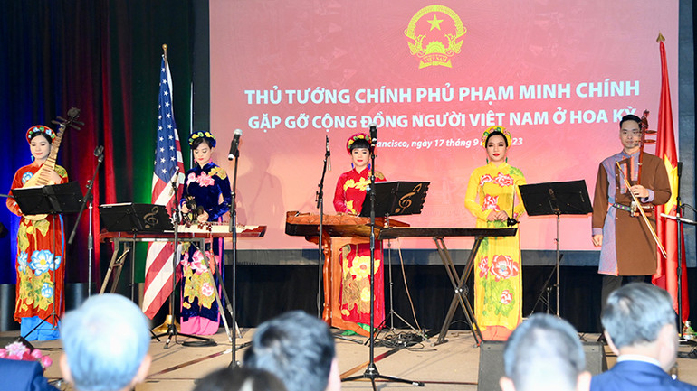 Các nghệ sĩ trong nước sang biểu diễn chương trình nghệ thuật 'Một thoáng quê hương".