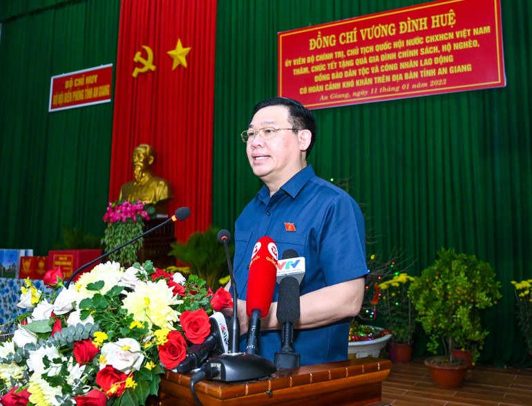 Chủ tịch Quốc hội Vương Đình Huệ phát biểu thăm hỏi, chúc Tết gia đình chính sách, hộ nghèo, đồng bào dân tộc và công nhân lao động có hoàn cảnh khó khăn tỉnh An Giang.