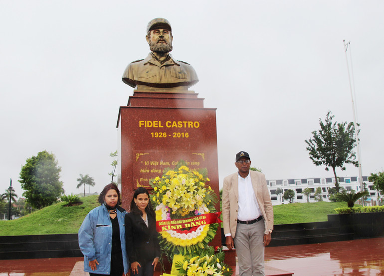 Lãnh đạo Báo Granma, Cơ quan ngôn luận của Đảng Cộng sản Cuba dâng hoa ở Công viên Fidel tại thành phố Đông Hà nhân chuyến công tác tại Quảng Trị đầu tháng 12/2022. (Ảnh: LÂM QUANG HUY) Lãnh đạo Báo Granma, Cơ quan ngôn luận của Đảng Cộng sản Cuba dâng hoa ở Công viên Fidel tại thành phố Đông Hà nhân chuyến công tác tại Quảng Trị đầu tháng 12/2022. (Ảnh: LÂM QUANG HUY)