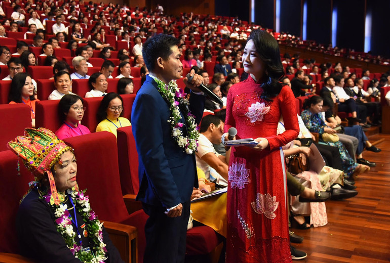 Giao lưu với ông Phan Thuyết Trình, Phó Chủ tịch UBND xã Hòa Tân Đông, thị xã Đông Hòa, tỉnh Phú Yên.