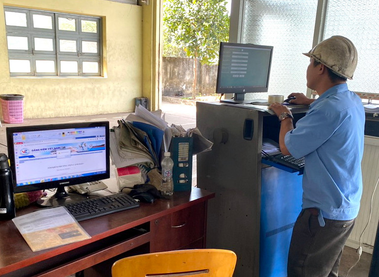 Nhân viên vận hành thiết bị đăng kiểm. Nhân viên vận hành thiết bị đăng kiểm.