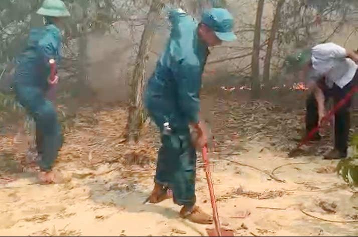 Lực lượng chức năng khẩn trương khống chế đám cháy.