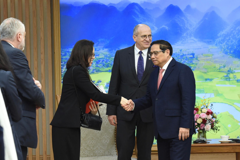 Thủ tướng Phạm Minh Chính với các thành viên trong đoàn Bộ Ngoại giao Cộng hòa Ba Lan.