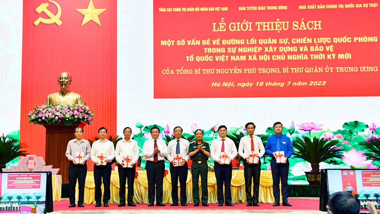 Ban Tổ chức trao sách quý của Tổng Bí thư tặng đại diện các ban, bộ, ngành, cơ quan Trung ương.