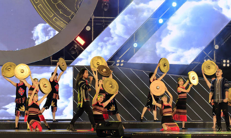 Hoạt cảnh ca nhạc mang bản sắc Tây Nguyên tại lễ khai mạc.