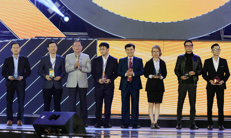 Ban Tổ chức trao tặng biểu trưng lưu niệm các đơn vị đồng hành.