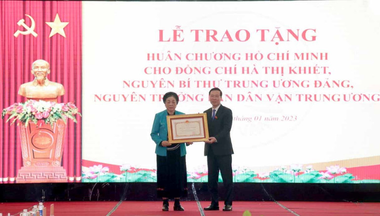 Đồng chí Võ Văn Thưởng trao tặng đồng chí Hà Thị Khiết Huân chương Hồ Chí Minh.