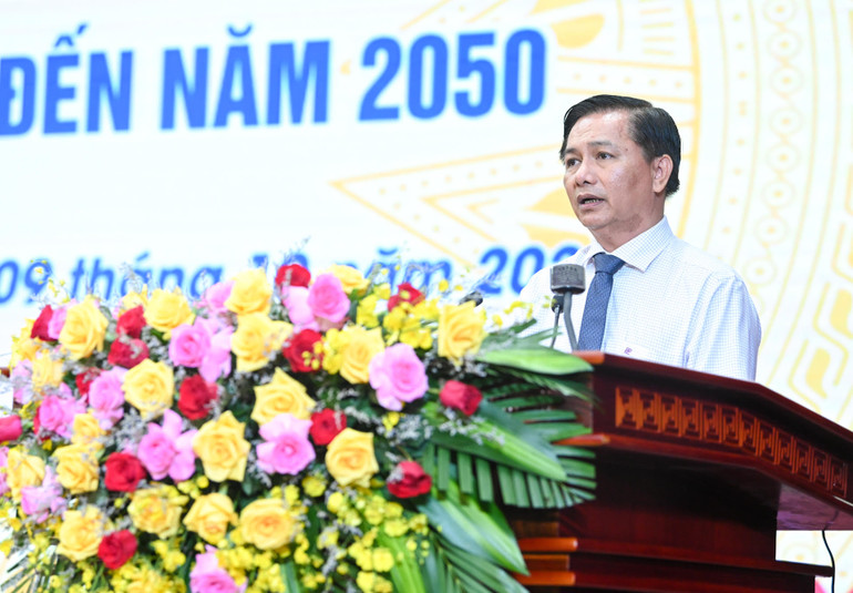 Chủ tịch UBND tỉnh Sóc Trăng Trần Văn Lâu phát biểu tại hội nghị.