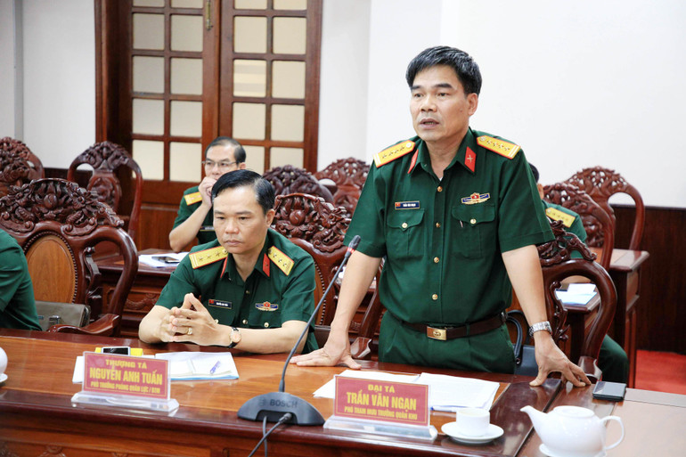 Đại tá Trần Văn Ngạn, Phó Tham mưu trưởng Bộ Tư lệnh Quân khu 9, phát biểu tại hội nghị.