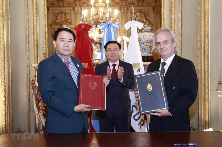 Chủ tịch Quốc hội Vương Đình Huệ chứng kiến Lễ ký kết Hiệp định dẫn độ. (Ảnh: DOÃN TẤN/TTXVN)